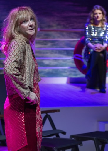 James Cooke bezorgt Julia uit ‘Thuis’ vapeurs