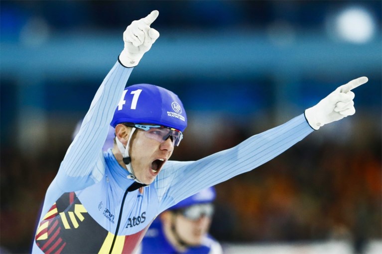 Beresterke Bart Swings pakt Europese titel op de massastart in Heerenveen: “Het was stressen, maar dit is wraak voor het WK”