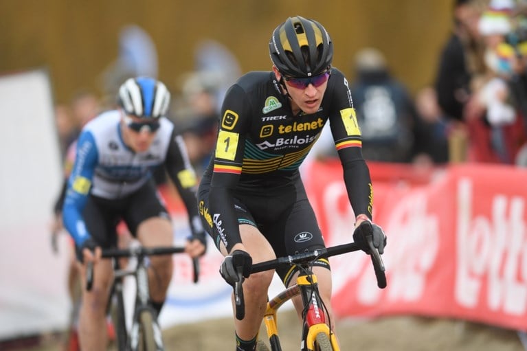 Laurens Sweeck in tranen na Belgische titel: “Deze was voor mijn grootvader, ik ben ploegmakkers enorm dankbaar”