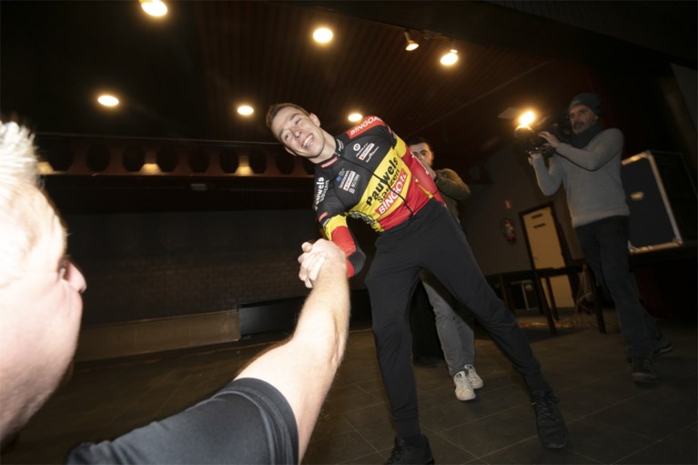 Kersvers kampioen Laurens Sweeck viert Belgische titel met bier en frieten tussen zijn fans in Schriek
