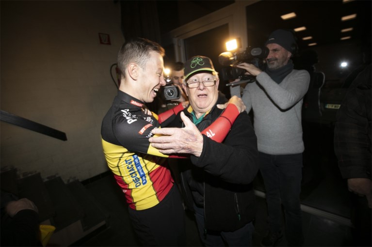 Kersvers kampioen Laurens Sweeck viert Belgische titel met bier en frieten tussen zijn fans in Schriek