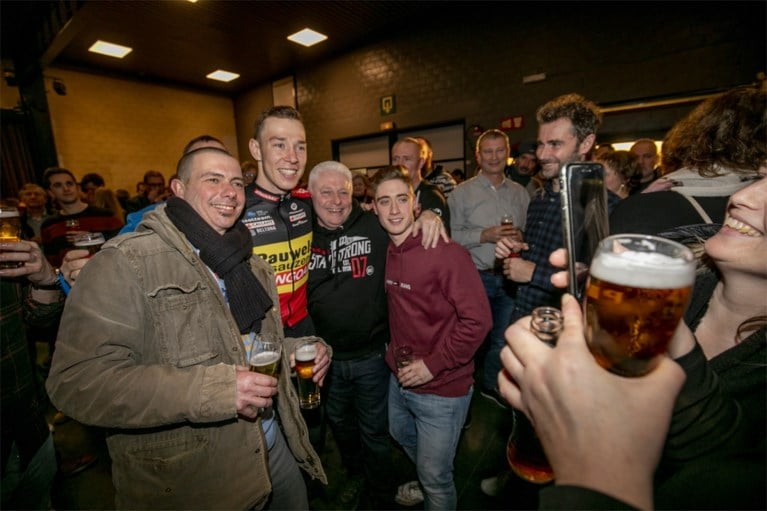Kersvers kampioen Laurens Sweeck viert Belgische titel met bier en frieten tussen zijn fans in Schriek