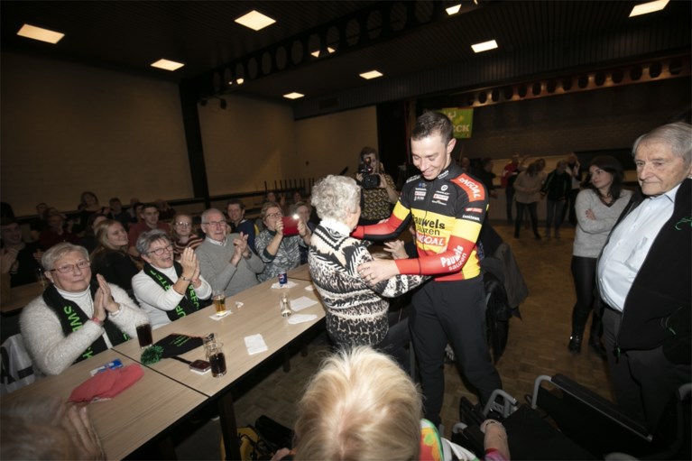Kersvers kampioen Laurens Sweeck viert Belgische titel met bier en frieten tussen zijn fans in Schriek