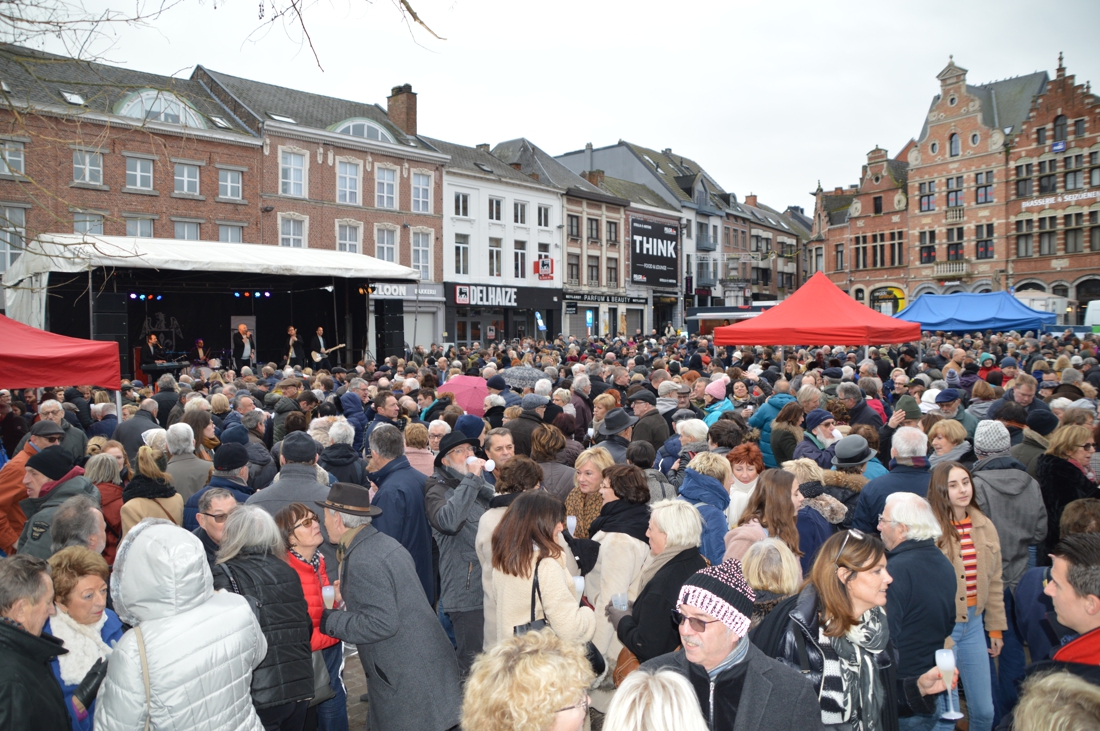 Rutten stuurt haar kat naar eigen nieuwjaarsreceptie in Aarschot en dat valt niet in goede aarde