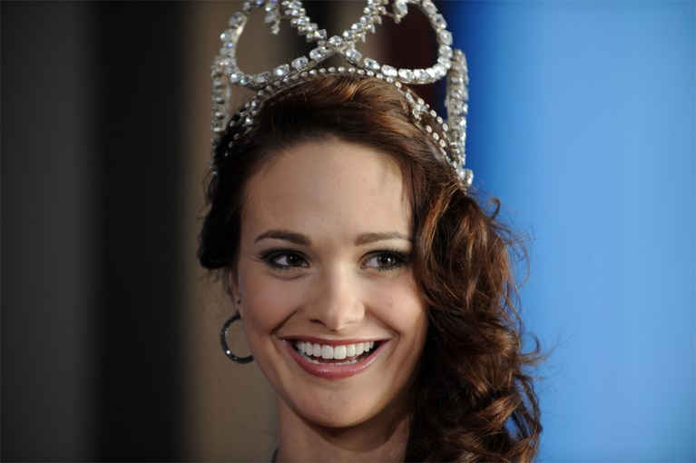 Celine Van Ouytsel nieuwe Miss België, ondanks uitschuiver: “Ook als je valt, kan je winnen”