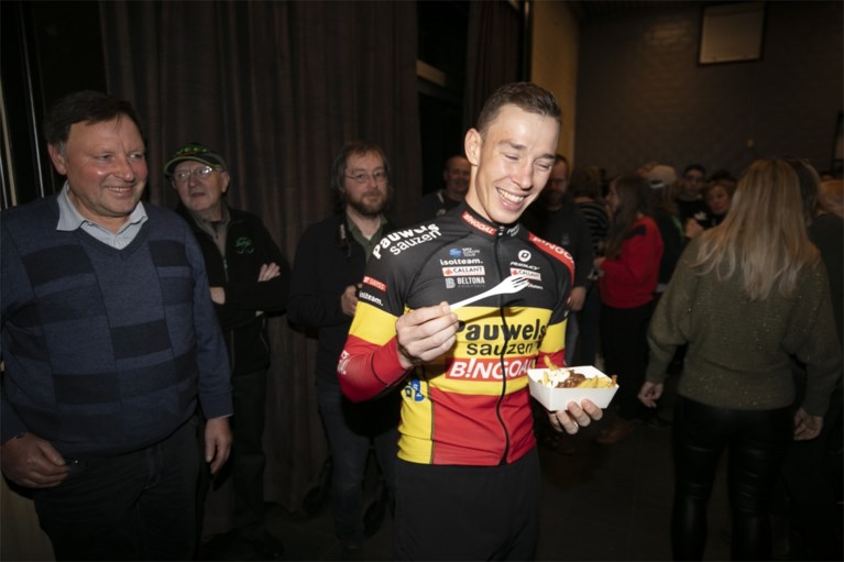 Kersvers kampioen Laurens Sweeck viert Belgische titel met bier en frieten tussen zijn fans in Schriek