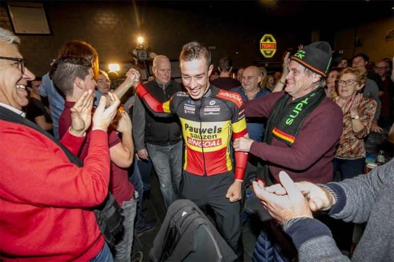 Kersvers kampioen Laurens Sweeck viert Belgische titel met bier en frieten tussen zijn fans in Schriek