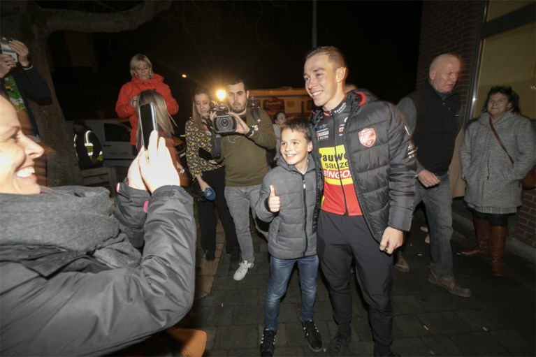 Kersvers kampioen Laurens Sweeck viert Belgische titel met bier en frieten tussen zijn fans in Schriek