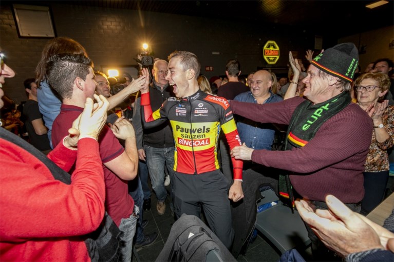 Kersvers kampioen Laurens Sweeck viert Belgische titel met bier en frieten tussen zijn fans in Schriek