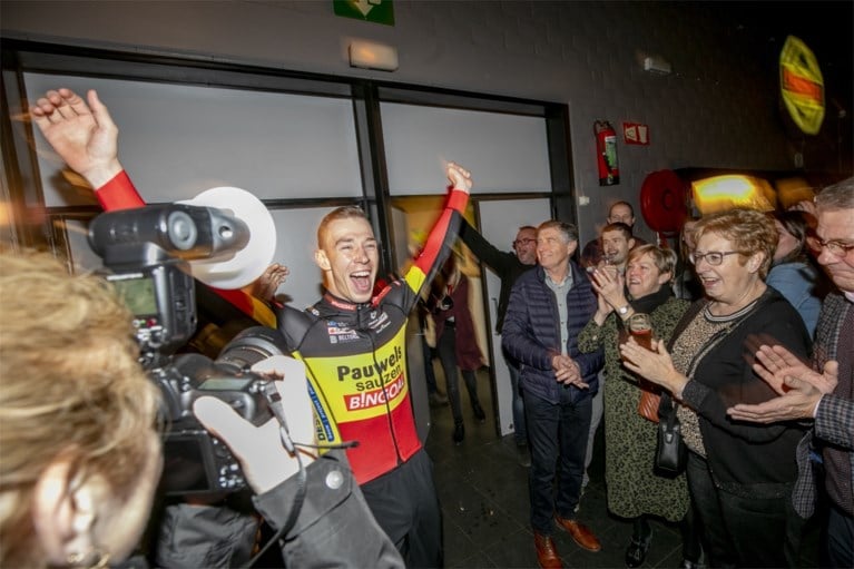 Kersvers kampioen Laurens Sweeck viert Belgische titel met bier en frieten tussen zijn fans in Schriek