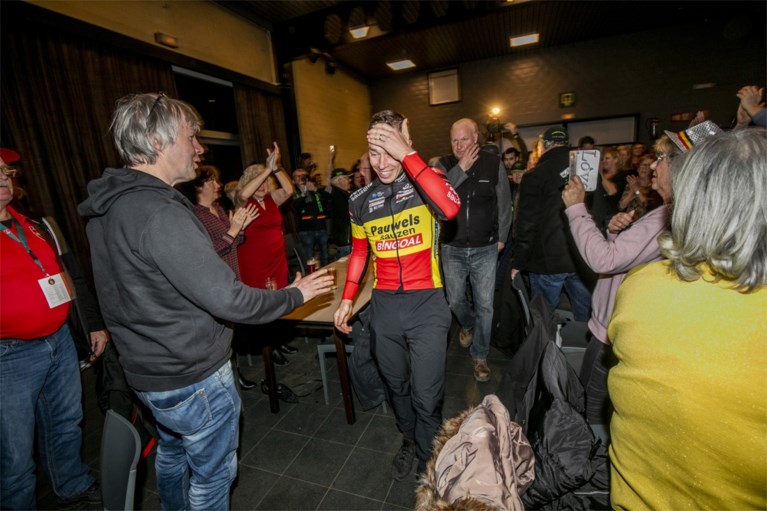 Kersvers kampioen Laurens Sweeck viert Belgische titel met bier en frieten tussen zijn fans in Schriek