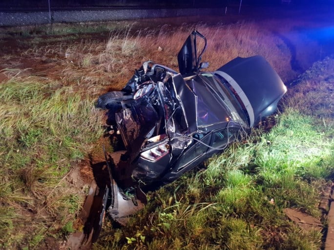 Zwaar ongeval op Kennedylaan: vrachtwagen ramt auto in de gracht