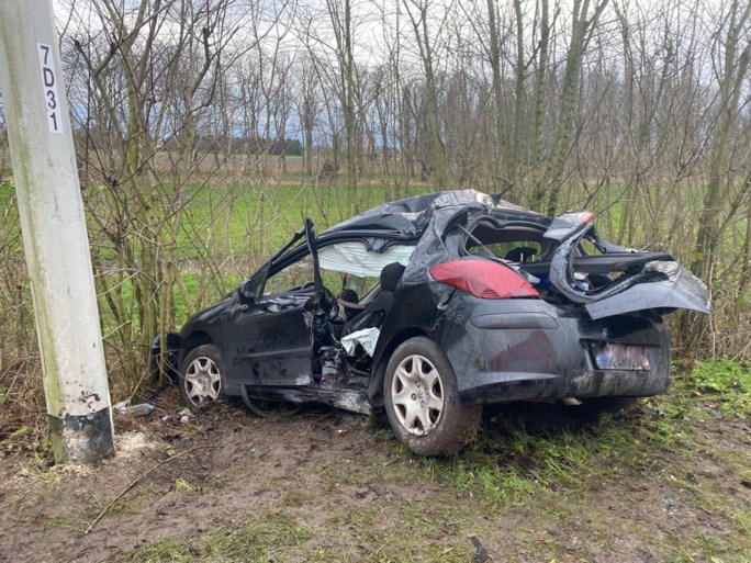 Vrouw schat bocht verkeerd in en knalt met wagen tegen verkeerslicht op E40-A18