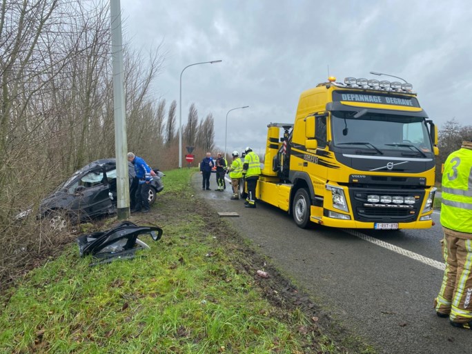 Vrouw schat bocht verkeerd in en knalt met wagen tegen verkeerslicht op E40-A18