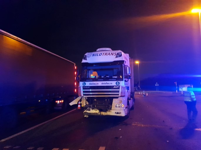 Zwaar ongeval op Kennedylaan: vrachtwagen ramt auto in de gracht
