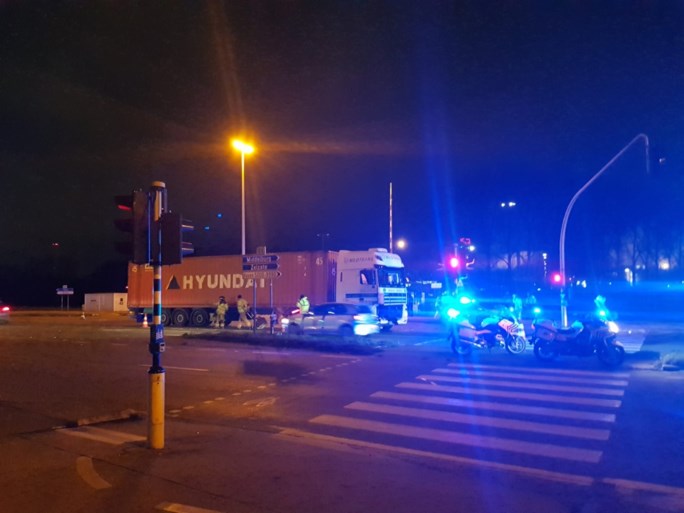 Zwaar ongeval op Kennedylaan: vrachtwagen ramt auto in de gracht