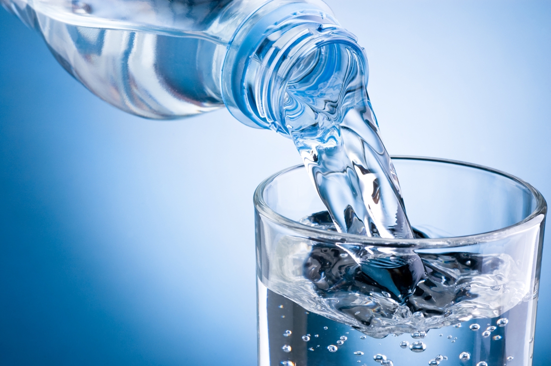 Belg koopt alsmaar meer water in glazen flessen om “ecologische redenen”, maar is dat wel zo duurzaam? Nieuwsblad