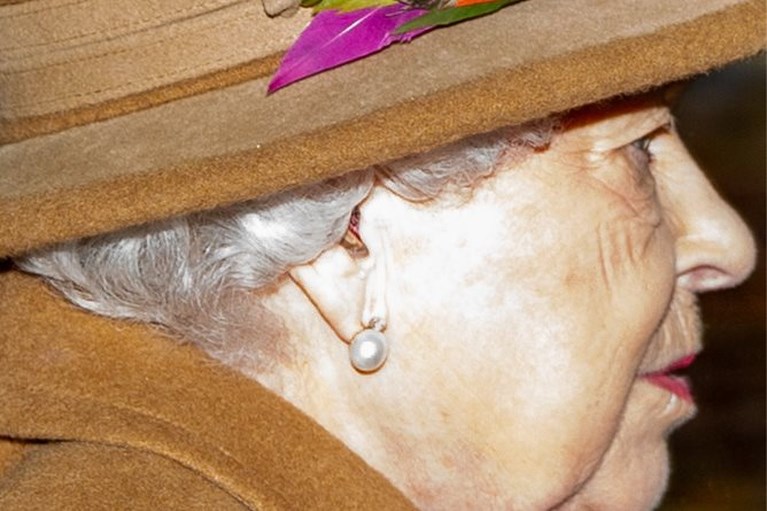 ROYALS. Queen kiest voor schattig accessoire, Zweedse royals tussen de regenbogen
