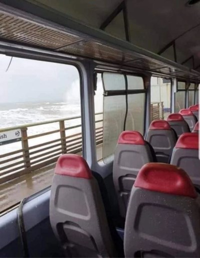 Metershoge golven slaan ramen van voorbijrijdende trein stuk met ongeziene kracht