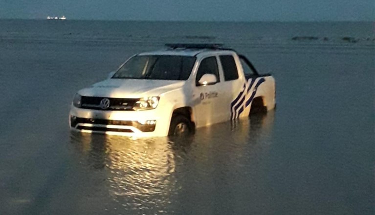 Pick-uptruck politie verdwijnt volledig in zee