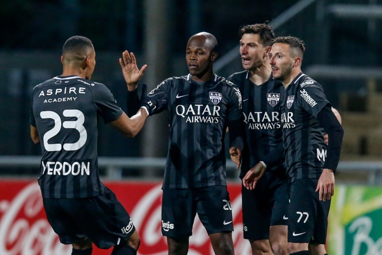 Blunder Nicolas Penneteau kost Charleroi twee punten: Knowledge Musona scoort meteen bij debuut voor Eupen