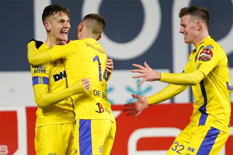 Nieuwe STVV-trainer Milos Kostic debuteert met eenvoudige zege tegen afwezig KV Kortrijk