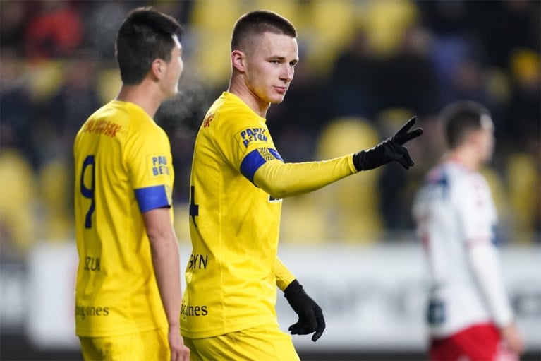 Nieuwe STVV-trainer Milos Kostic debuteert met eenvoudige zege tegen afwezig KV Kortrijk