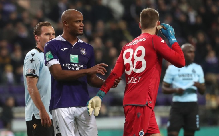 Simon Mignolet ontsnapt aan erger nadat voetzoeker vlak naast hem ontploft: “Het Belgisch voetbal heeft dit niet nodig”