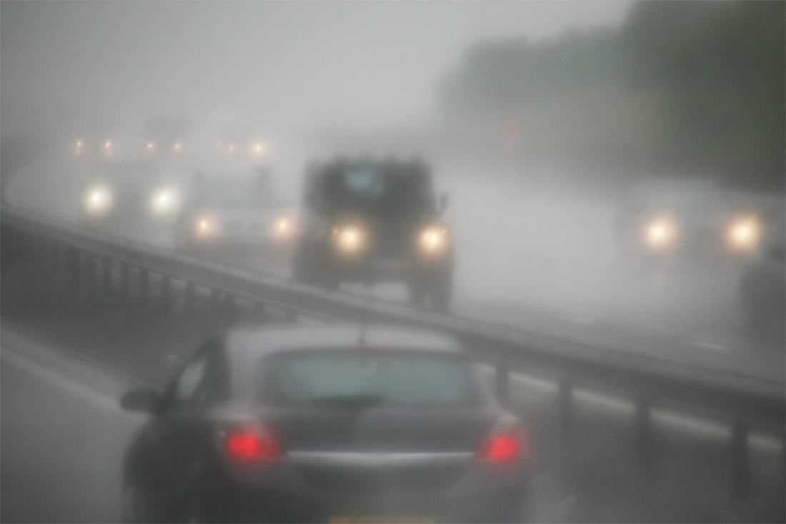 Opgelet op de baan: KMI waarschuwt voor gladheid en aanvriezende mist