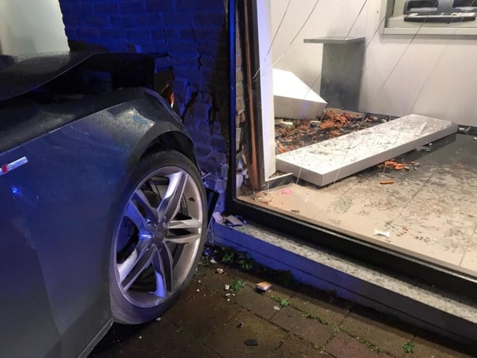 Auto rijdt in op gevel KBC-bank: bestuurder was dronken