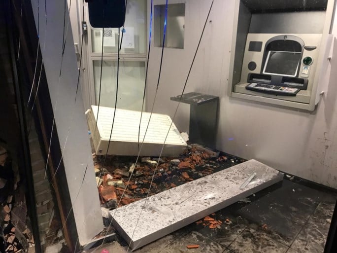 Auto rijdt in op gevel KBC-bank: bestuurder was dronken