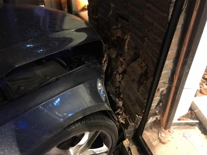 Auto rijdt in op gevel KBC-bank: bestuurder was dronken