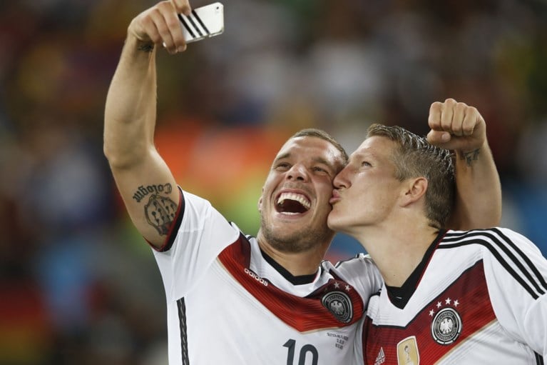 Lukas Podolski wil terug naar jeugdliefde FC Köln, maar daar happen ze niet: “Hij wilde zelfs deel van zijn salaris doneren aan jeugd”