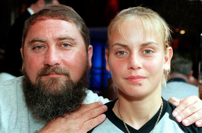 Na depressie en vader met losse handjes verslaat ex-tennisster Jelena Dokic ook overgewicht: “Ik durfde niet buiten te komen”