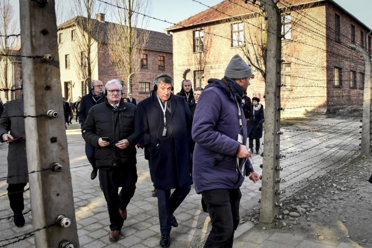Jan Jambon diep onder de indruk na bezoek aan Auschwitz: “Hoe is het mogelijk dat mensen tot zoiets bereid waren?”
