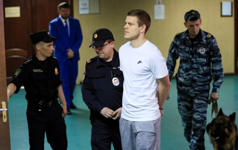 Russische voetbalsterren krijgen nieuwe kans na gevangenisstraf voor uit de hand gelopen caféruzie en racisme