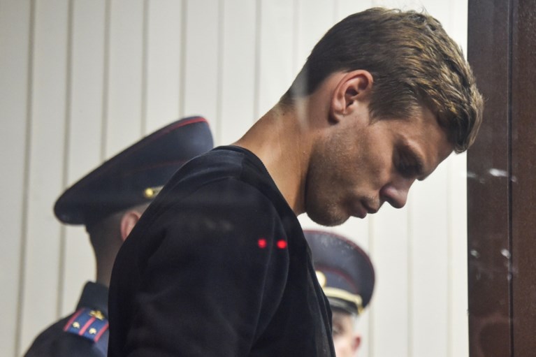 Russische voetbalsterren krijgen nieuwe kans na gevangenisstraf voor uit de hand gelopen caféruzie en racisme