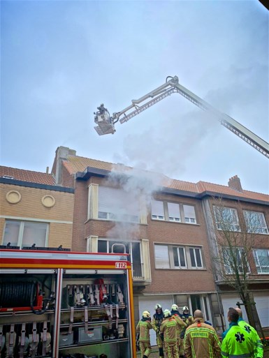 Man overleden bij zware woningbrand
