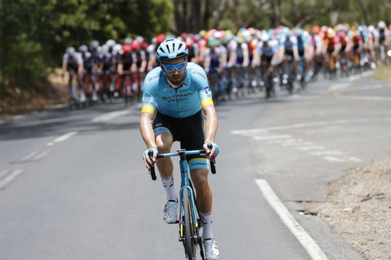 Caleb Ewan bijt terug in Tour Down Under, complexe schouderbreuk voor Ben Hermans na zware val