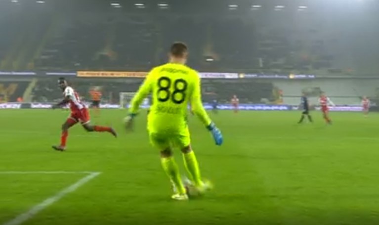Ongeziene blunder van Simon Mignolet bij Club Brugge: “Ik moet dit accepteren en laten liggen”