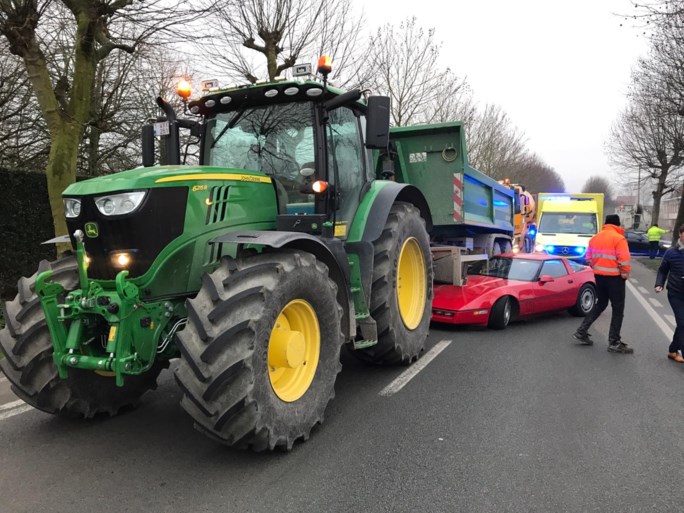 Spectaculair ongeval in Kortemark: oldtimer slipt onder tractor