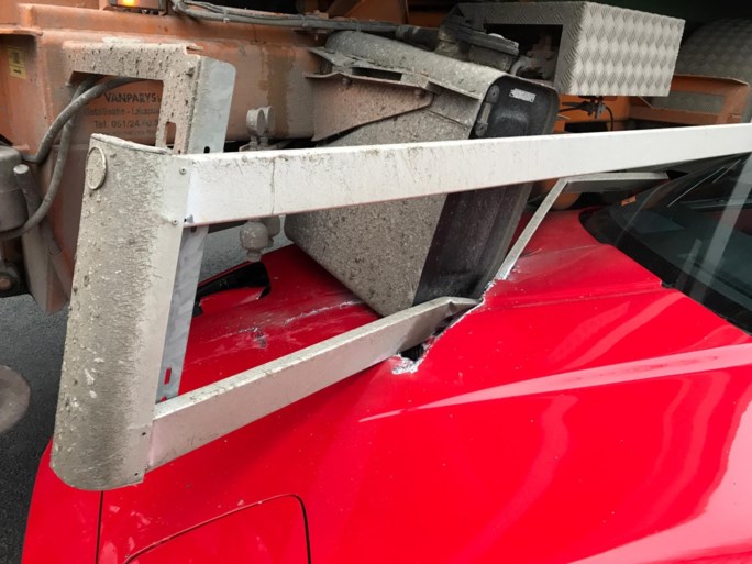 Spectaculair ongeval in Kortemark: oldtimer slipt onder tractor