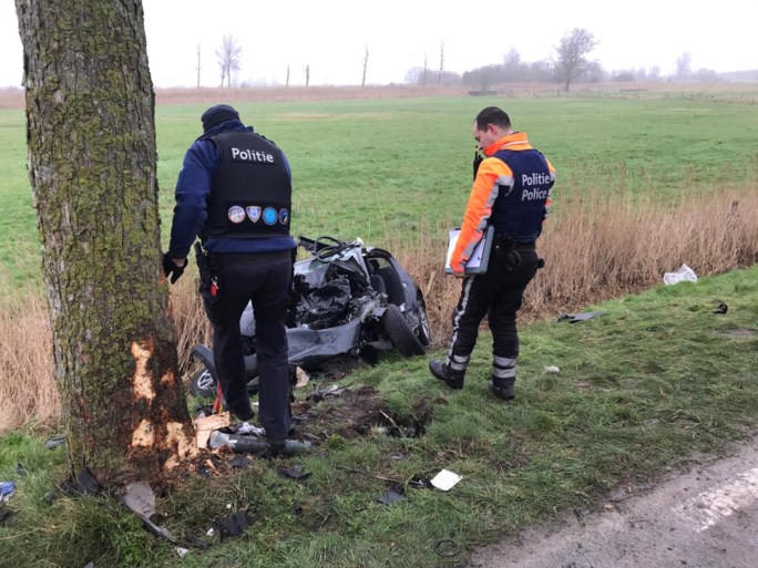 Politie ziet zwaar verkeersongeval: auto knalt tegen boom en belandt in gracht, bestuurder zwaargewond
