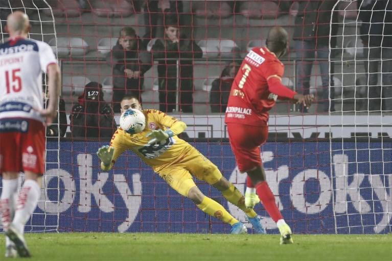 Antwerp vervloekt Lamkel Zé: Mbokani zet scheve situatie nog recht, maar Kortrijk droomt van finale