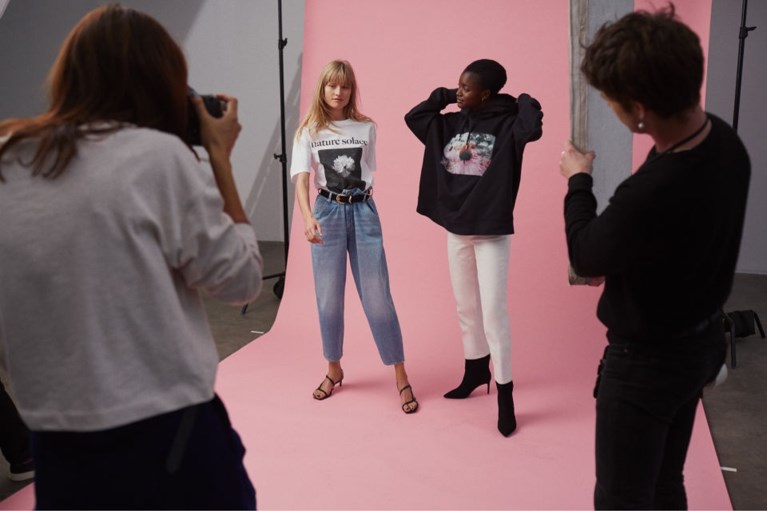 H&M gaat in zee met voormalig topmodel Helena Christensen