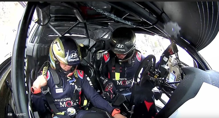 Wereldkampioen rally Ott Tänak vliegt tegen 180 km per uur van de baan, maar: “Ik wil zo snel mogelijk weer rijden”