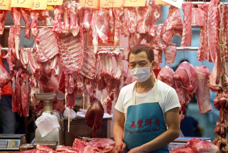 “Het coronavirus grijpt sneller om zich heen dan verwacht”: dodental in China opgelopen naar 56, virusstam geïsoleerd