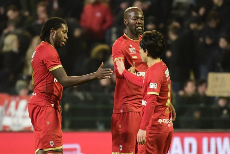 Antwerp blijft na zege tegen Zulte Waregem druk zetten op Club Brugge (dankzij een penalty zónder gedoe)