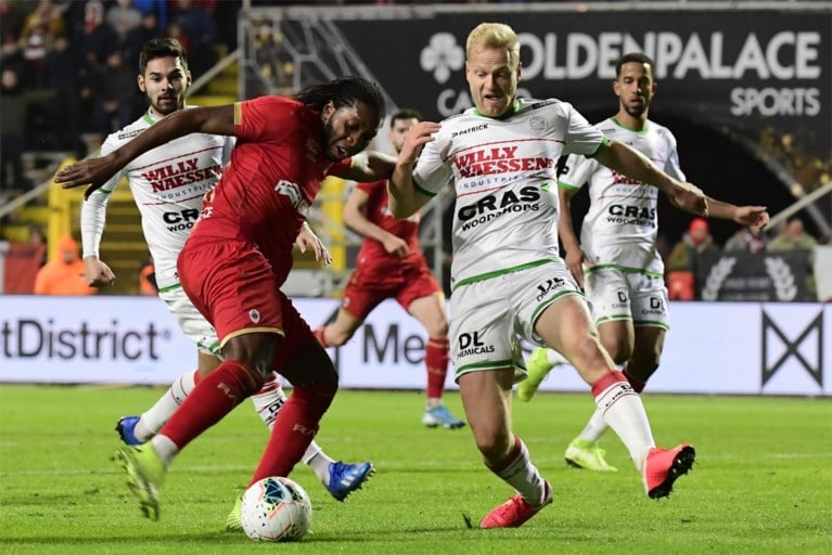 Antwerp blijft na zege tegen Zulte Waregem druk zetten op Club Brugge (dankzij een penalty zónder gedoe)