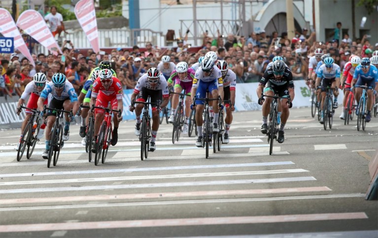 Remco Evenepoel meteen tegen de grond maar hij verliest dan toch geen tijd: “Ik weet niet eens hoe het is gebeurd”